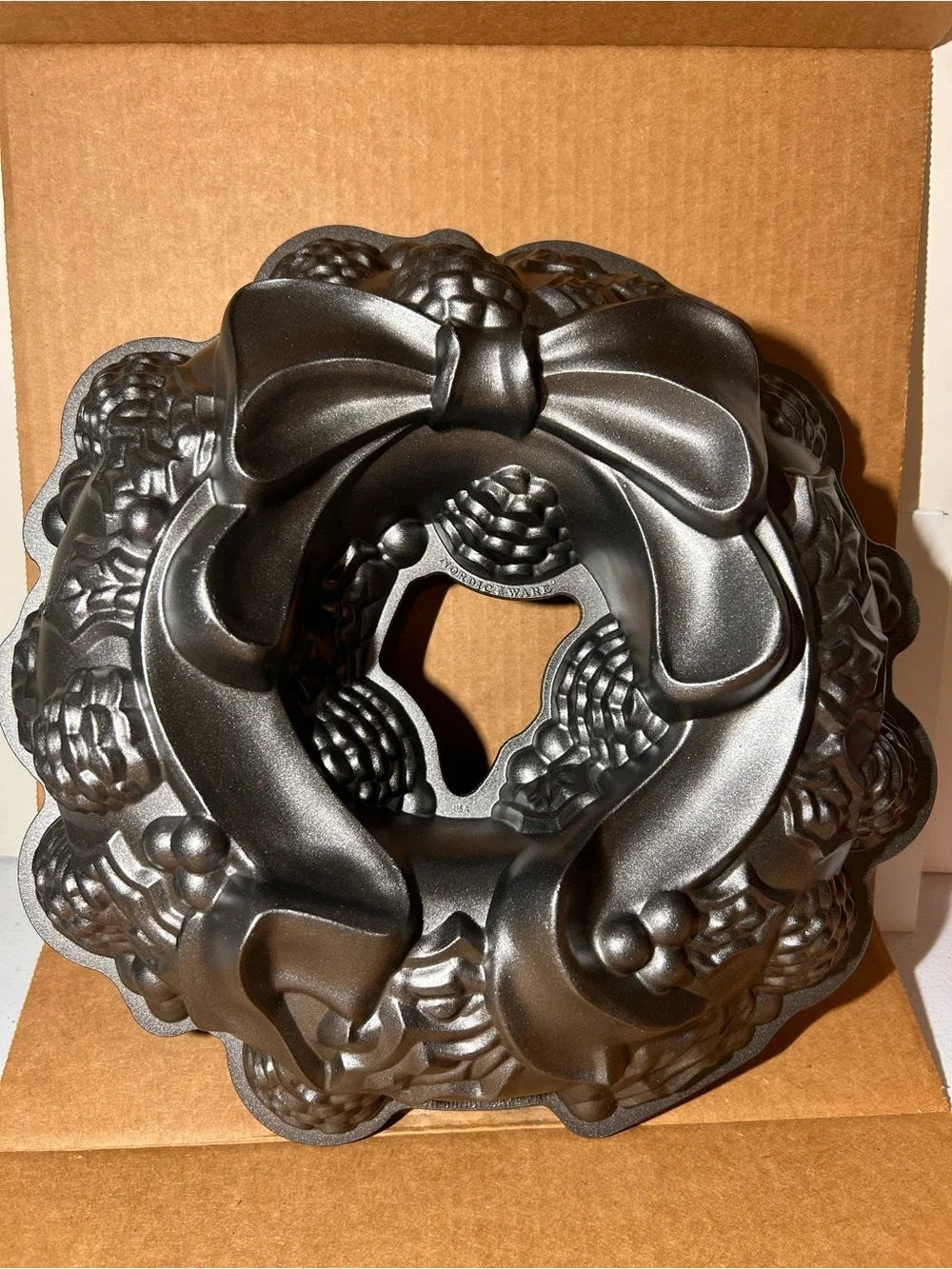 NWOT Williams Sonoma Wreath Bundt Cake Pan